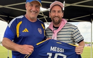 El pedido de Messi que sorprendió a Giunta durante la entrega de una camiseta