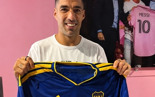 Después de Messi, Luis Suárez sorprendió con una camiseta de Boca