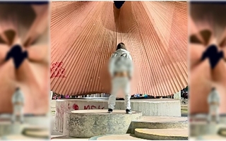 Una influencer mostró la cola y se burló de un histórico monumento de San Juan
