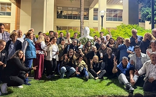 El peronismo conmemoró a Néstor Kirchner frente al busto en el Cívico