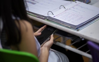 Un colegio argentino prohibió los celulares en clase y aplicará sanciones