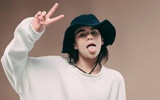 El cantante de 17 años que fue elegido para cantarle al papa León XIV