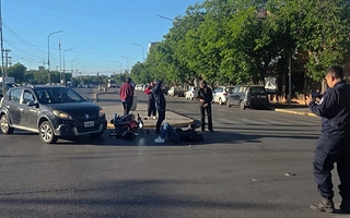 Un auto giró en U, chocó a una moto y dejó a una mujer herida en Capital