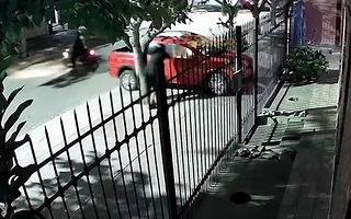 Motochorros reventaron el vidrio de una camioneta y robaron en Concepción