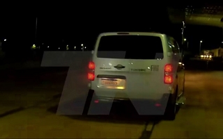 Una combi escoltada y un vuelo de madrugada marcaron la salida de Bolsonaro