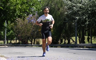 Alejandro Peñaloza, el médico con esclerosis múltiple que va por su sueño en el Ironman