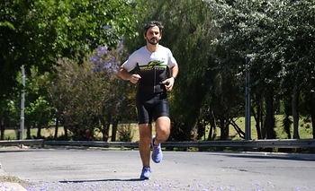 Alejandro Peñaloza, el médico con esclerosis múltiple que va por su sueño en el Ironman