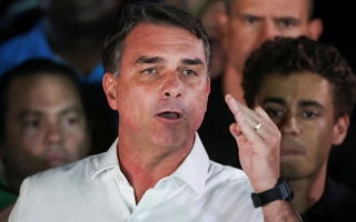 Tras huir a EEUU, Flávio Bolsonaro se proclamó presidente electo de Brasil