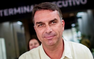 Desde Estados Unidos, Flávio Bolsonaro anunció que liderará la oposición