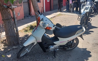 Dos jóvenes huyeron a pie tras abandonar una moto robada y fueron detenidos