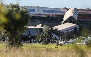 Choque de trenes en España: una orden errónea habría causado la tragedia
