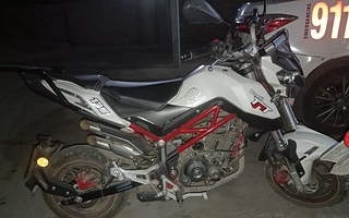 Robaron una moto a punta de pistola y cayó uno de los sospechosos