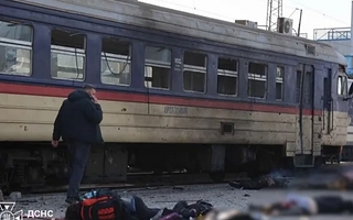 Un dron ruso atacó una estación de tren en Ucrania y mató a 13 personas