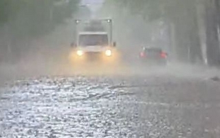Una fuerte tormenta convirtió una avenida de Rodeo en un río