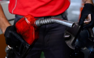  El Gobierno volvió a postergar el aumento de impuestos a los combustibles