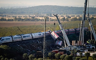 Choque de trenes en España a hasta 200 km/h y recuperaron las cajas negras