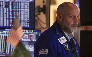 Wall Street sufrió un viernes negro y un hackeo millonario sacudió las criptomonedas