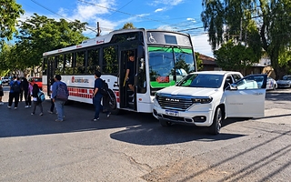 Un colectivo con pasajeros chocó contra una camioneta en Capital