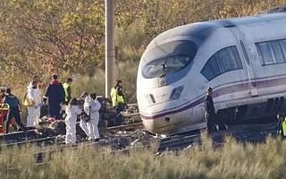 España teme que haya más muertos por el choque de trenes y busca a desaparecidos