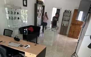 Robaron 20 iPhone y una PlayStation 5 de un local en Rivadavia