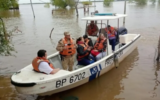El gobernador de Chaco puso a presos a fabricar camas para los evacuados