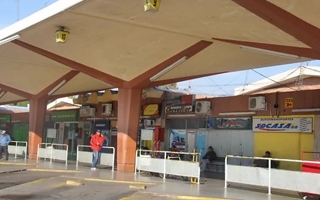 Robó una mochila de un auto en la Terminal y terminó detenido