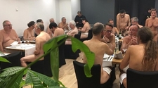 Abrió el primer restaurante para nudistas en Francia