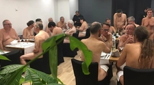 Abrió el primer restaurante para nudistas en Francia