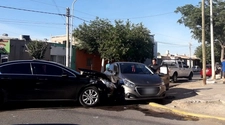 Un fuerte choque dejó a dos autos destruidos 