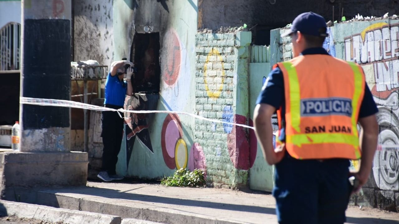 Un incendio en una casa dejó a un hombre con serias quemaduras