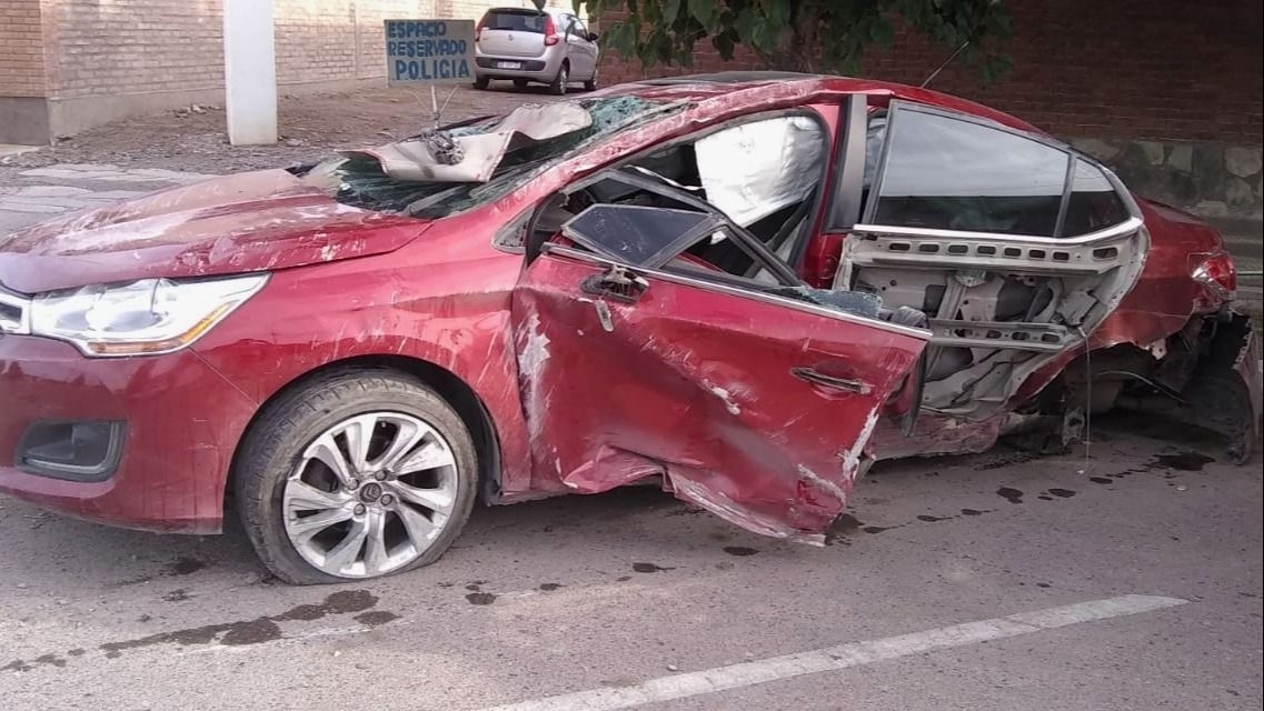 Una pareja sufrió un fortísimo vuelco: la mujer quedó en delicado estado de salud 