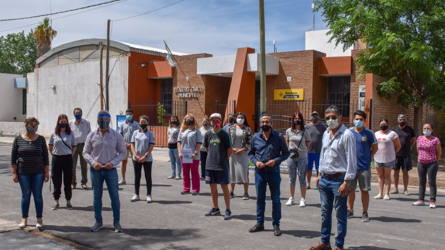 Un grupo de voluntarios salió a recorrer 25 de Mayo y a capacitar en distintos temas a los vecinos