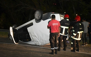 Jugadoras de hockey a bordo de un utilitario volcaron en Circunvalación