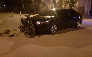 Violento choque entre un auto y una moto: uno de los conductores terminó en el hospital