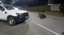 Un motociclista con fractura expuesta tras un fuerte choque con una camioneta 