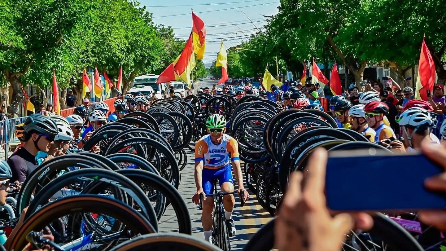 Pocito realizó un emotivo homenaje a uno de sus ciclistas con más trayectoria  
