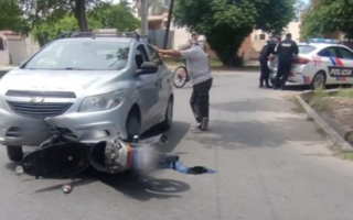 Dos menores fueron internados tras un choque con un auto en Caucete