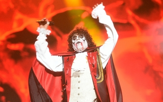 La Mona Jiménez, como Drácula, lideró el ritual de la Creepy Halloween en Córdoba