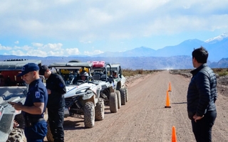 Daños en la Pampa del Leoncito: 16 turistas en UTV y un operador turístico cordobés en la mira 