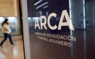 La recaudación de impuestos cayó cerca de 3,5% real en octubre y alcanzó los $16,1 billones