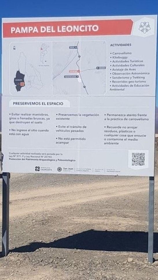 La cartelería que advierte lo que no se puede hacer en la Pampa del Leoncito.