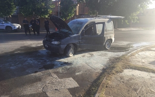 Bomberos trabajaron para apagar un incendio vehicular en Desamparados