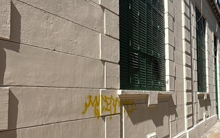 A días de ser restaurada, la Escuela Normal Sarmiento amaneció con nuevas pintadas