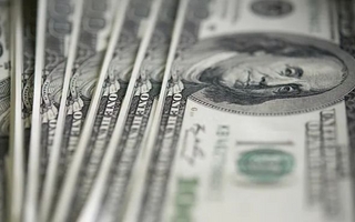 Dólar oficial sube y roza el techo de la banda antes de licitación