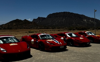 La caravana de Ferrari realizó una escala fotográfica en Ischigualasto antes de su desfile