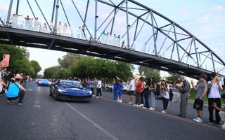 Una caravana de 30 Ferraris deslumbró en las calles de San Juan