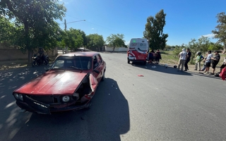 Una menor chocó en moto contra un auto en Caucete y terminó hospitalizada