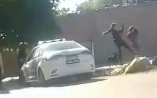 Un policía fue grabado golpeando a madre e hija en Chimbas