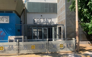 Un alumno fue apuñalado en una pelea a la salida de la escuela