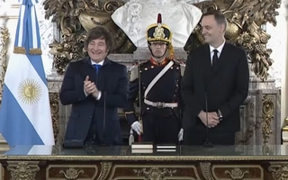 Javier Milei tomó juramento a Manuel Adorni como jefe de Gabinete antes de viajar a EE.UU.